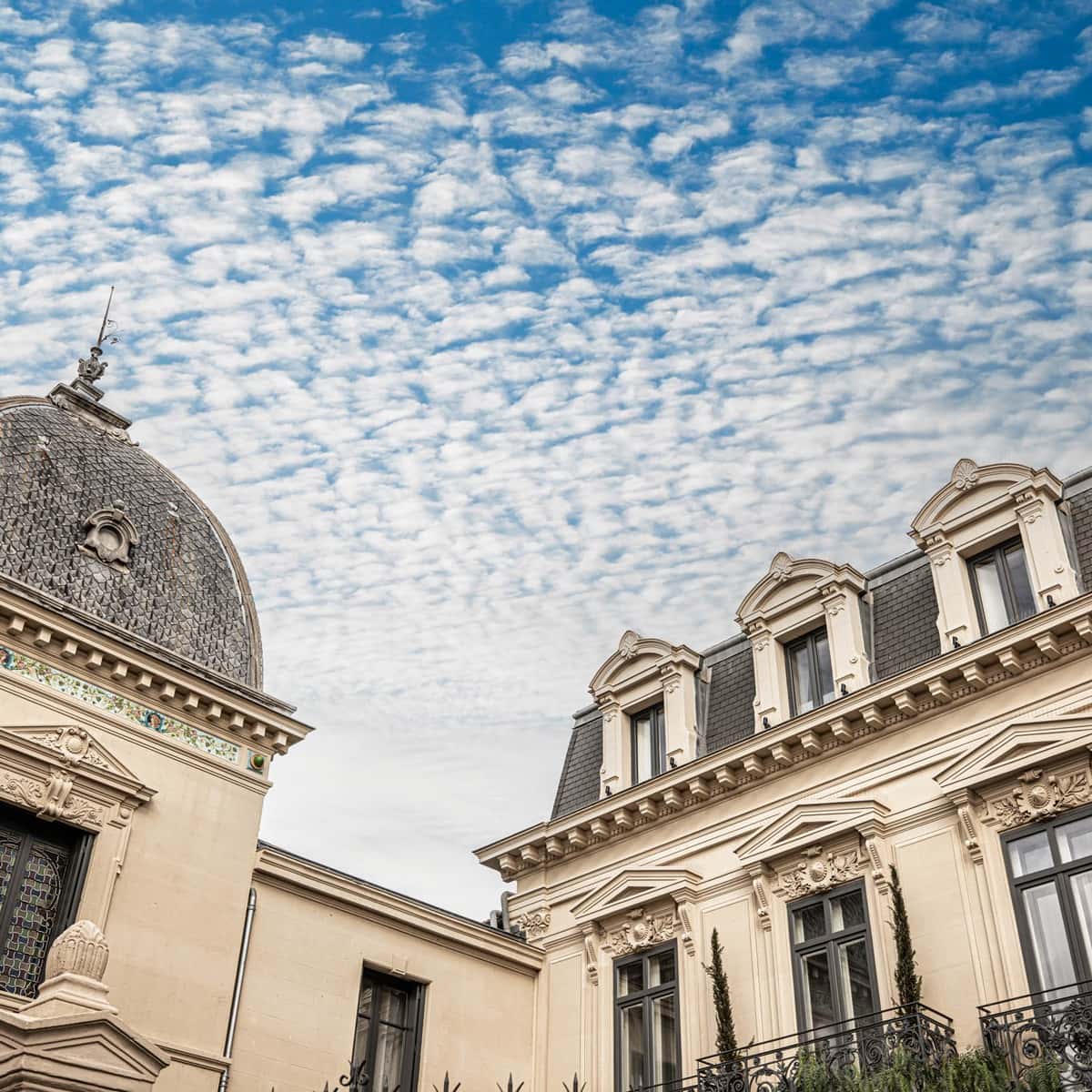 Exterior view of Hotel-Restaurant Le Mosaïque in Narbonne, with its elegant architecture.